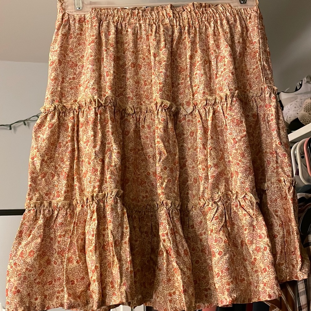 Pale yellow floral mini-ish skirt 💛💐